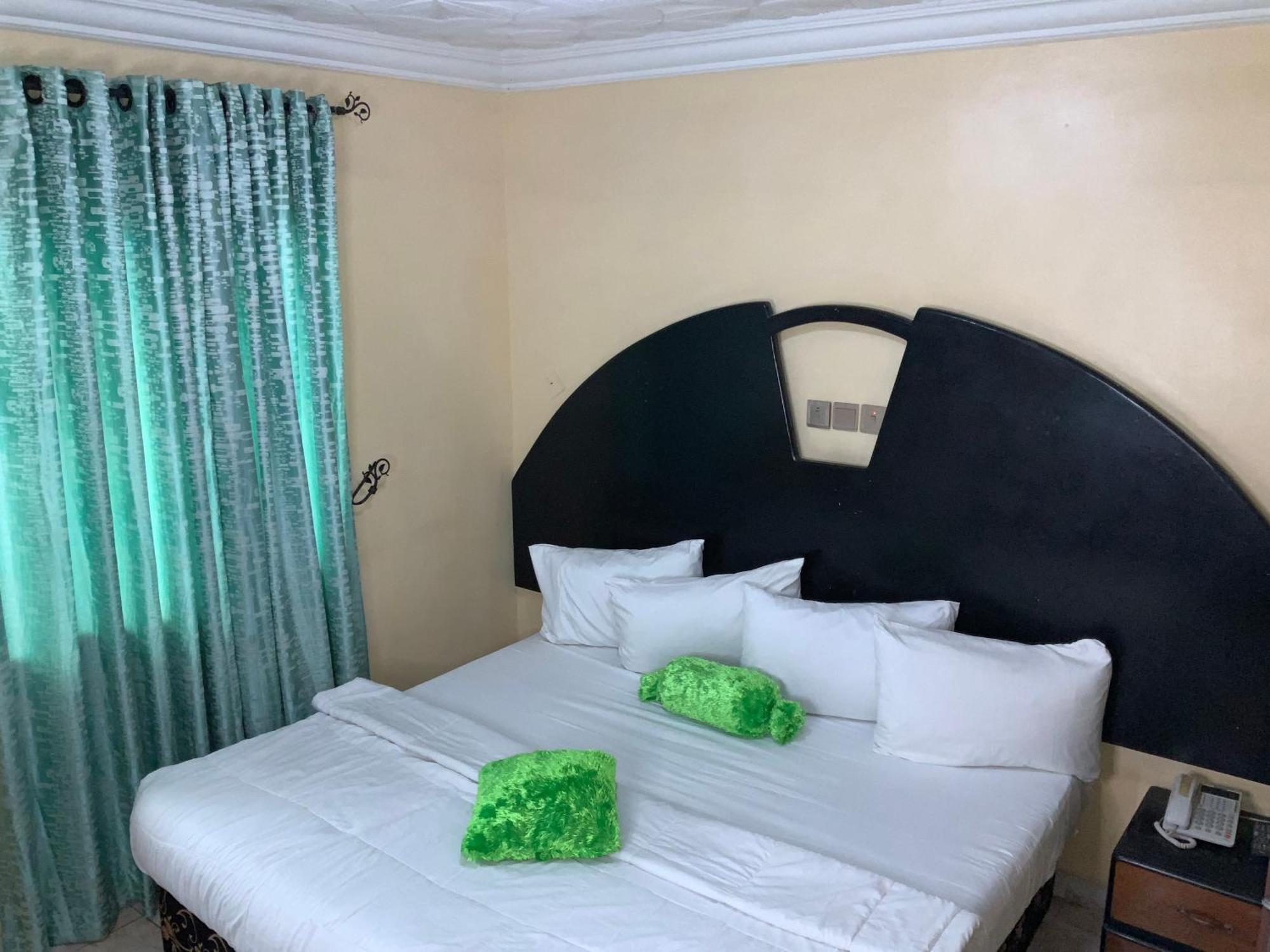 Senators Suites And Towers Hotel Omole Extérieur photo